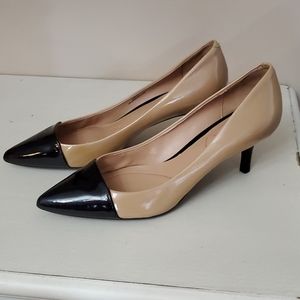 Isaac Mizrahi tan & black heels size 9M